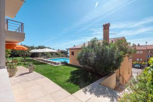 Basen w obiekcie E&T apartments with a beautiful pool lub w pobliżu