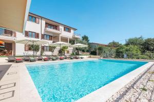 Basen w obiekcie E&T apartments with a beautiful pool lub w pobliżu