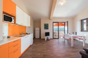 Kuchnia lub aneks kuchenny w obiekcie E&T apartments with a beautiful pool