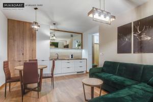 Kuchyňa alebo kuchynka v ubytovaní Apartament Zielony Gaj nad Jeziorem Żywieckim Laguna Beskidów