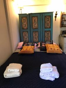 um quarto com uma cama com duas toalhas em Hermosa casita con jardín Goldas Haus em Florida