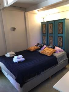 Un dormitorio con una cama grande con almohadas. en Hermosa casita con jardín Goldas Haus en Florida