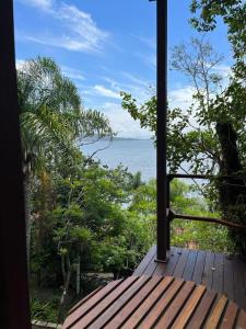 uma vista para o oceano a partir do alpendre de uma casa em Villa dos Ganchos em Governador Celso Ramos
