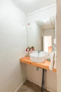 uma casa de banho com um lavatório e um espelho em Hotel Alma Pucón em Pucón