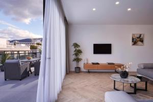 雅典的住宿－Hestia - Dimitressa 4，客厅配有沙发和桌子