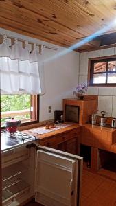 een keuken met houten plafonds en een aanrecht bij Casa da Roça in Visconde De Maua