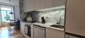 ポルトにあるMerc Porto Estudio 245のシンクとカウンタートップのあるキッチン