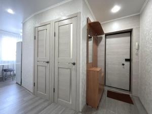 a hallway with two doors and a walk in closet at Двухкомнатная квартира, новый ремонт, 2 этаж, центр in Petropavlovsk