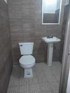 La salle de bains est pourvue de toilettes et d'un lavabo. dans l'établissement Hotel Verasol, à Veracruz