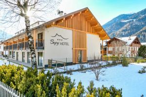 un bâtiment avec un panneau indiquant l'hôtel Bay dans l'établissement Bepy Hotel Garni, à Giustino