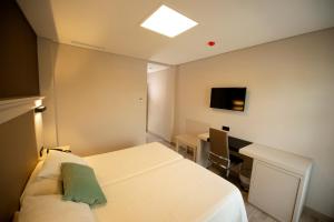 Televízia a/alebo spoločenská miestnosť v ubytovaní Hotel Diufain