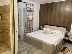 a small bedroom with a bed and a shower at Casa Sofia in Borsa