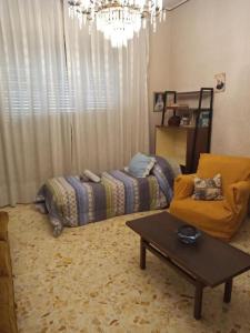 uma sala de estar com um sofá e uma mesa em B&B Viale Liberta Giarre (CT) em Giarre