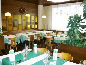 Hotel Gasthof Herderich tesisinde bir restoran veya yemek mekanı