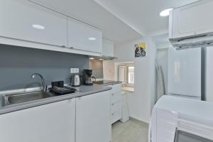 Kuchyň nebo kuchyňský kout v ubytování BmyGuest - Alfama River Studio