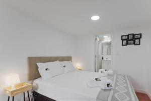 Postel nebo postele na pokoji v ubytování BmyGuest - Alfama River Studio