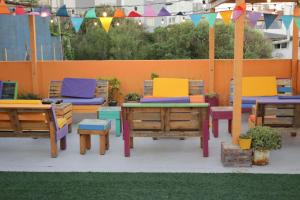 un grupo de sillas y mesas coloridas en un patio en Laberinto Gesell, en Villa Gesell
