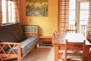 una sala de estar con un sofá y una mesa en Laberinto Gesell, en Villa Gesell
