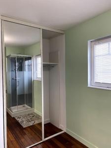 a bathroom with a glass shower in a room at grande villa familiale in Saint-Pair-sur-Mer