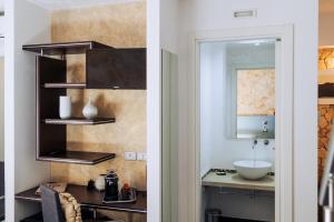 y baño con lavabo y espejo. en A Casa Di Grazia, en Ragusa