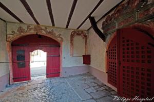 una habitación vacía con puertas rojas en un edificio en Maison Kobold XVIè siècle en Wissembourg