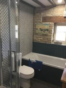 een badkamer met een toilet en een bad bij 3 BEDROOM 5* BARN CONVERSION COTSWOLDS in Chipping Norton