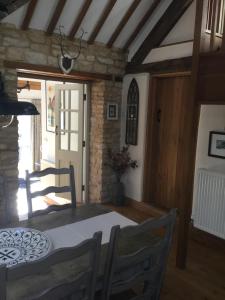 a dining room with a table and chairs at 3 BEDROOM 5* BARN CONVERSION COTSWOLDS in Chipping Norton
