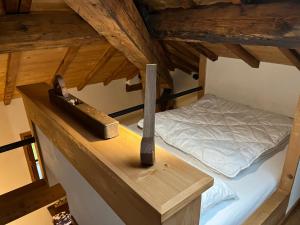 una camera con un letto e un martello su un bancone di un nid sous les toits a Saint-Gervais-les-Bains
