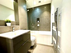 Vannituba majutusasutuses 1 Min Walk to the Best Beach! Stunning New 2 Bedroom Apartment - Great Location - FREE Parking - Fast WiFi - Smart TV - sleeps up to 4! Close to Purbeck, Corfe Castle, Sandbanks, Poole & Bournemouth +13 fotot