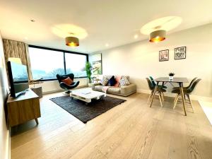 Istumisnurk majutusasutuses 1 Min Walk to the Best Beach! Stunning New 2 Bedroom Apartment - Great Location - FREE Parking - Fast WiFi - Smart TV - sleeps up to 4! Close to Purbeck, Corfe Castle, Sandbanks, Poole & Bournemouth