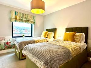 Voodi või voodid majutusasutuse 1 Min Walk to the Best Beach! Stunning New 2 Bedroom Apartment - Great Location - FREE Parking - Fast WiFi - Smart TV - sleeps up to 4! Close to Purbeck, Corfe Castle, Sandbanks, Poole & Bournemouth toas