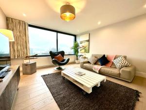 Istumisnurk majutusasutuses 1 Min Walk to the Best Beach! Stunning New 2 Bedroom Apartment - Great Location - FREE Parking - Fast WiFi - Smart TV - sleeps up to 4! Close to Purbeck, Corfe Castle, Sandbanks, Poole & Bournemouth