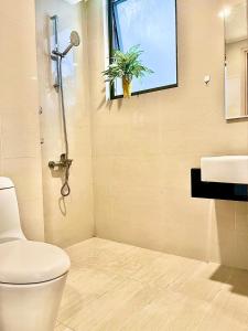 baño con ducha y aseo y ventana en Botanica Premier Apartment - near Tan Son Nhat airport - 5 minutes - Nice, en Ho Chi Minh