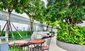 un patio con mesas y sillas y un camión blanco en Botanica Premier Apartment - near Tan Son Nhat airport - 5 minutes - Nice, en Ho Chi Minh