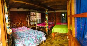 Alojamiento Rural Manu Viajeros في سان أوغستين: غرفة نوم بسريرين في غرفة