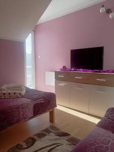 Tempat tidur dalam kamar di Apartmani NECA Zlatar