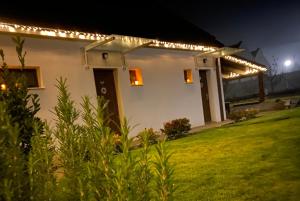 ein Haus mit seitlicher Beleuchtung in der Nacht in der Unterkunft Bagoly in Fertőrákos