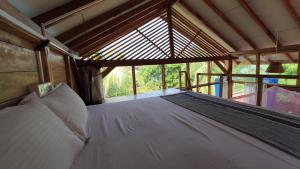 Postel nebo postele na pokoji v ubytování Surf Beach Hotel