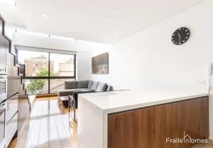 cocina y sala de estar con sofá y mesa en FH - Dazzling apartment in Virrey park - Bogota, en Bogotá