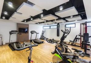 un gimnasio con varias bicicletas estáticas en una habitación en FH - Dazzling apartment in Virrey park - Bogota, en Bogotá