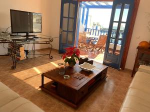 sala de estar con TV y mesa de centro en CASA del CHARCO 2,0, en Arrecife