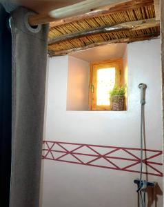 a bathroom with a mirror on the wall at Maison d'hôtes IZZA in El Kelaa des Mgouna
