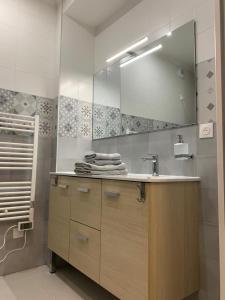 a bathroom with a sink and a mirror at APP202 Proche Disneyland Lagny sur Marne in Lagny