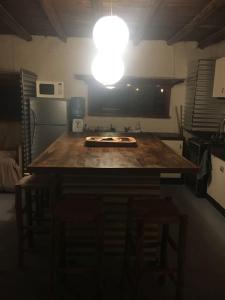 una cocina con encimera con una luz sobre ella en Tierra de Leones en Rodeo