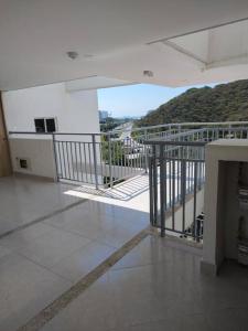 Rõdu või terrass majutusasutuses Con Piscina, Cómodo y acogedor Apartaestudio en el rodadero