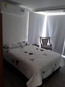 Voodi või voodid majutusasutuse Con Piscina, Cómodo y acogedor Apartaestudio en el rodadero toas