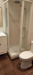 Ένα μπάνιο στο chambre lit 2 personnes dans appartement du logeur +4 φωτογραφίες