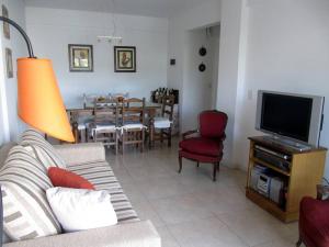 sala de estar con sofá y TV en Nuevo y bonito departamento en Saavedra-CABA en Buenos Aires