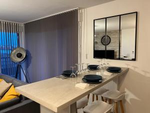 een keuken met een tafel met glazen erop bij Les jardins de Disney in Ferrières-en-Brie