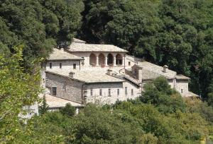 een groot stenen gebouw aan de zijkant van een berg bij Assisi 1461 in Assisi